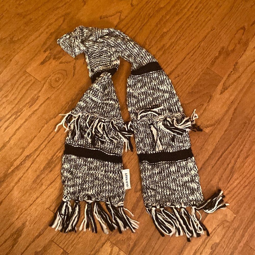 NWT Old Navy scar, black and white very soft